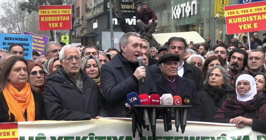 DEM Parti Eş Genel Başkanı Bakırhan: “Sıra Türkiye’deki Kürtlerin demokratik haklarını, özgürlüklerini sağlama ve kazanma günüdür” DEM Parti Eş Genel Başkanı Tuncer Bakırhan, “Suriye'de Kürtler bir