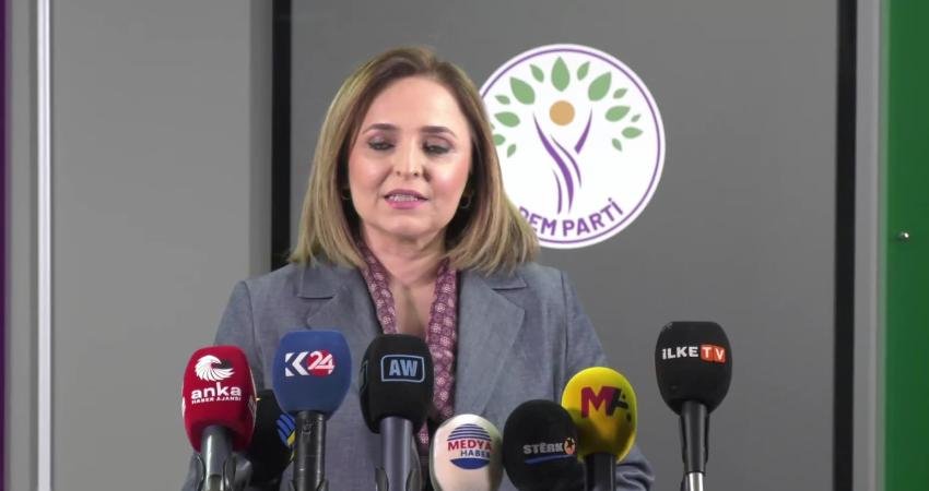 DEM Parti Sözcüsü Doğan: “Öcalan’ın artık statü tartışmaları yerine, yasal ve idari önündeki tüm engeller kaldırılmalı” DEM Parti Sözcüsü Ayşegül Doğan, "27 Şubat İmralı çağrısının" yıl