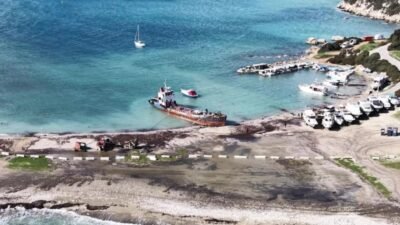 Urla Demircili Koyu’na izinsiz çekilen hurda gemiye karşı tepkiler büyüyor.