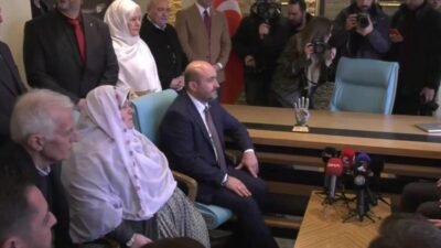 İYİ Parti Genel Başkanı Müsavat Dervişoğlu, kıyafeti nedeniyle hedef gösterilen