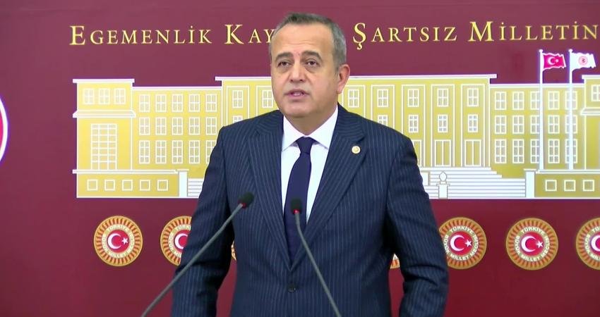 DEVA Partili Ertuğrul Kaya: “Milyarlarca lirayı Halep’te park yapmaya harcayamazsınız” DEVA Partili Ertuğrul Kaya, Gaziantep Büyükşehir ve Şahinbey Belediyelerinin Halep’te