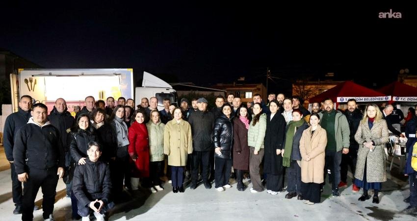 Didim Belediyesi tarafından Yalıköy Mahallesi'nde düzenlenen iftar programında vatandaşlar aynı
