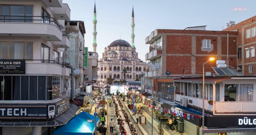 Didimliler, Belediye’nin iftar sofralarında buluştu Ramazan ayı dolayısıyla Didim Belediyesi tarafından düzenlenen geleneksel iftar programları