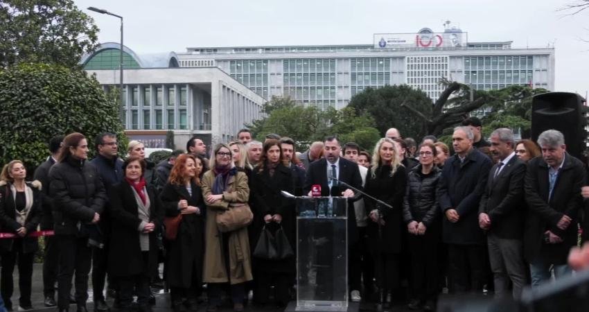 Dilek Kaya İmamoğlu: Bir insanı susturmanın en etkili yolunun, ailesini cezalandırmak olduğunu düşünen bir anlayışla karşı karşıyayız. Savaşların bile yazılı olmayan bir ahlakı vardır; masuma, aileye dokunulmaz 19 Mart operasyonunun mağdur yakınları tarafından kurulan Aile Dayanışma Ağı’nın