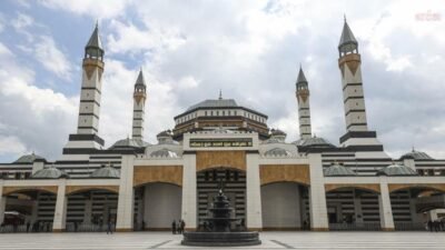 Diyarbakır Valiliği, Selahaddin Eyyubi Camii’nde teravih namazı sonrası ayakkabısının kaybolduğunu