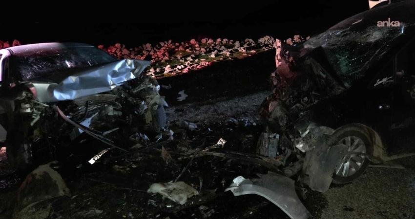 Diyarbakır Valiliği’nden 5 kişinin yaşamını yitirdiği kazaya ilişkin açıklama Diyarbakır Valiliği, Çınar ilçesinde iki aracın kafa kafaya çarpışması sonucu