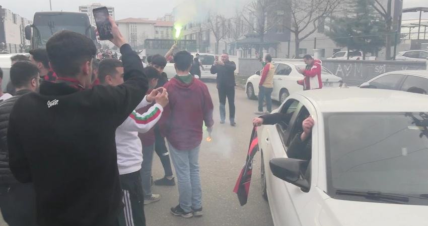 Diyarbakır’da “bölge derbisi” öncesi Vanspor taraftarlarına coşkulu karşılama.. Eş Başkan Bucak: Tekçi ve ırkçı anlayışa karşı tek olduk Trendyol 1. Lig’de Amedspor’un sahasında Vanspor’u konuk edeceği karşılaşma öncesi