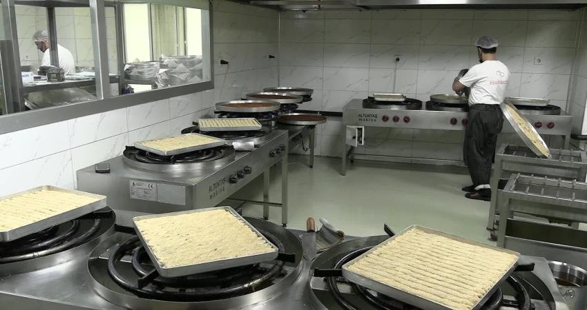 Diyarbakır’da ramazan öncesi tatlı mesaisi: Üretim 3 vardiyaya çıktı Ramazan ayına sayılı günler kala Diyarbakır’daki tatlı üreticilerinde yoğunluk başladı.