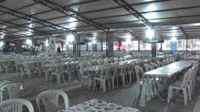 Diyarbakır Büyükşehir Belediyesi'nin kentin 4 ayrı noktasında kurduğu iftar çadırlarında,