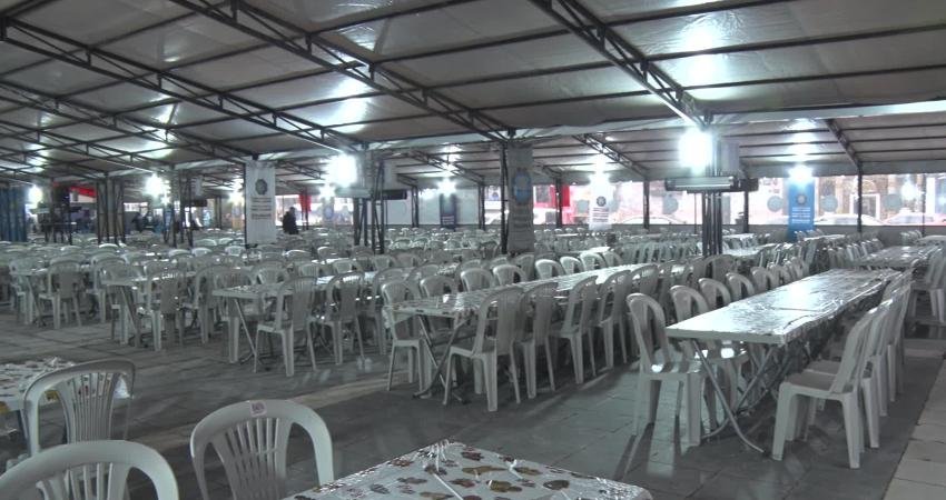 Diyarbakır Büyükşehir Belediyesi'nin kentin 4 ayrı noktasında kurduğu iftar çadırlarında,