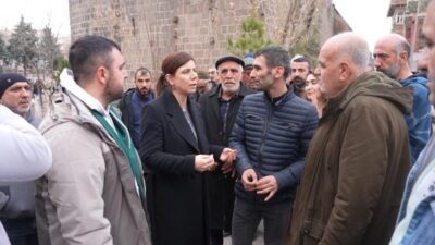 Diyarbakır’ın Sur ilçesinde zabıta ekiplerinin seyyar satıcıların tezgâhlarını kaldırmak istemesi