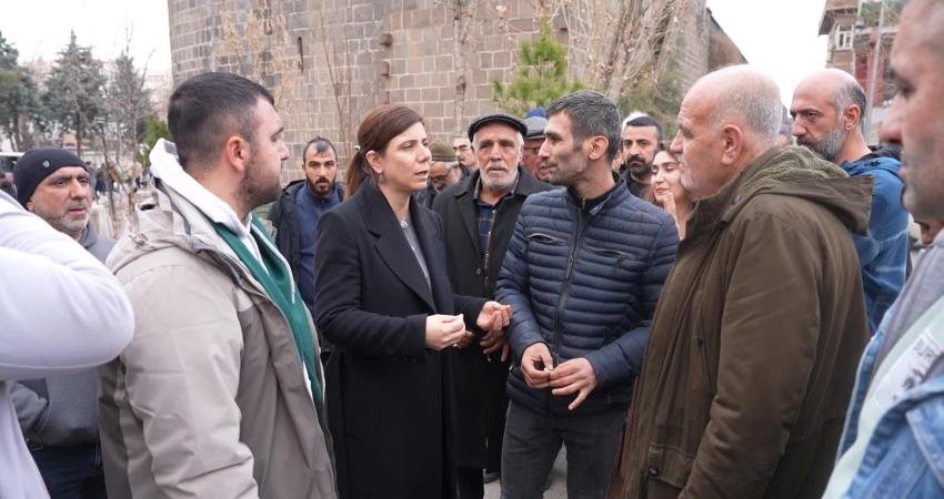 Diyarbakır’da yaşanan seyyar satıcı gerginliği sonrası esnaf ve Büyükşehir Belediye Eş Başkanı Bucak’tan ortak açıklama: Ortak bir çözüm geliştireceğiz Diyarbakır’ın Sur ilçesinde zabıta ekiplerinin seyyar satıcıların tezgâhlarını kaldırmak istemesi