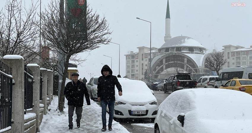 Edirne’de kar yağışı nedeniyle motokuryelerin trafiğe çıkışı yasaklandı Edirne'de olumsuz hava koşulları nedeniyle ikinci bir duyuruya kadar motosiklet,