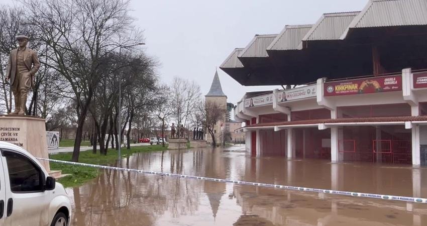 Edirne’de ve çevresinde etkili olan yağışlar nedeniyle Tunca Nehri yer