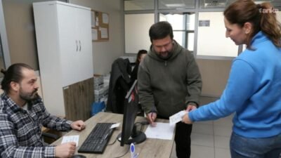 Edremit Belediyesi, sosyal belediyecilik anlayışı kapsamında hazırlanan alışveriş kartlarını, ihtiyaç