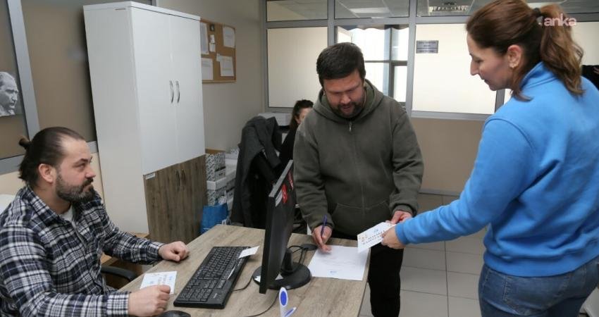 Edremit Belediyesi’nden ihtiyaç sahibi vatandaşlara alışveriş kartı desteği Edremit Belediyesi, sosyal belediyecilik anlayışı kapsamında hazırlanan alışveriş kartlarını, ihtiyaç