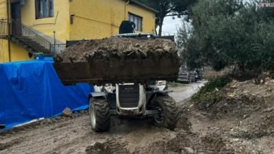 Efeler Belediyesi ekipleri, kentte etkili olan yoğun sağanak yağış sonrası