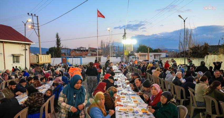 Efeler Belediyesi’nin “Gönül Sofraları” Kocagür Mahallesi’nde kuruldu Efeler Belediyesi’nin ramazan ayı kapsamında düzenlediği "Gönül Sofraları" son olarak