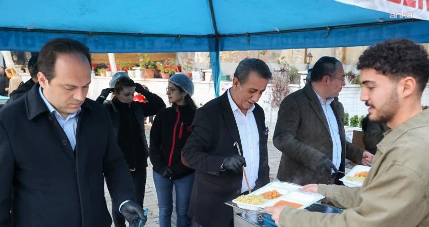 Efeler Belediyesi, iftar programlarına Işıklı Mahallesi’nde kurulan sofralarla devam etti. Programda