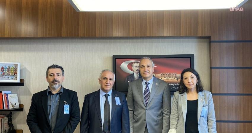 Eğitim-Sen’den CHP’li Özçağdaş’a ziyaret: “Laik, bilimsel, nitelikli, eşit ve kamusal eğitim için dayanışmayı büyütmeye devam edeceğiz” CHP Milli Eğitim Politika Kurulu Başkanı Suat Özçağdaş, Eğitim-Sen Genel