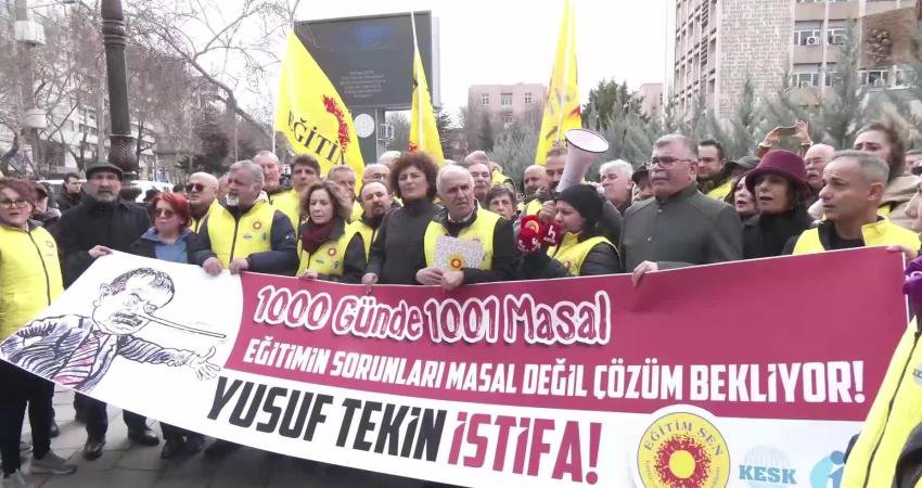Eğitim Sen’den MEB önünde “1000 günde 1001 masal” eylemi… Kemal Irmak’tan Bakan Tekin’e: Size bir tek sözümüz var, gidin Eğitim Sen, Milli Eğitim Bakanı Yusuf Tekin'in görevdeki bininci günü