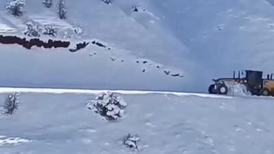 Elazığ'da dün etkili olan kar yağışı nedeniyle kapanan köy yollarının