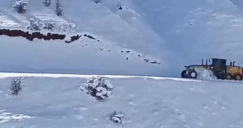 Elazığ’da kar nedeniyle kapanan 18 köy yolunun ulaşıma açılması için çalışmalar sürüyor Elazığ'da dün etkili olan kar yağışı nedeniyle kapanan köy yollarının