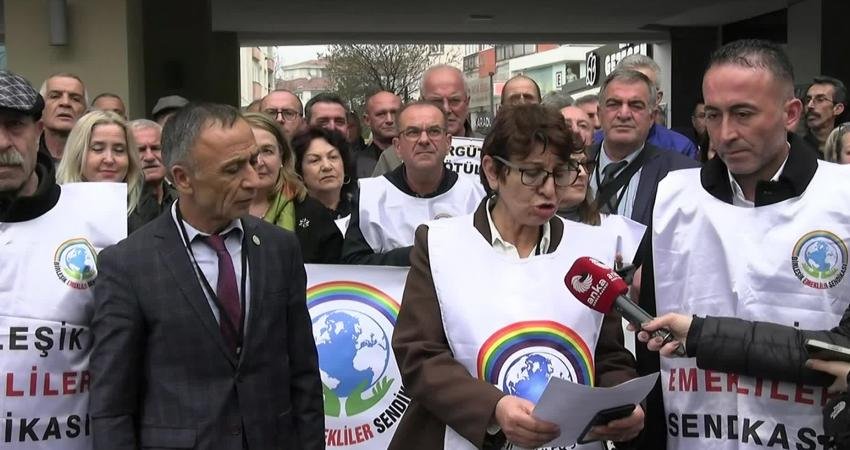 Emekliler Kartal’dan seslendi: Ocak’ta çay kaşığı ile verdiğinizi Şubat’ta kepçeyle aldınız… En düşük emekli aylığı 45 bin lira olmalı Birleşik Emekliler sendikası üyeleri Kartal'da bir açıklama yaptı. "Emeklinin Ocak'ta