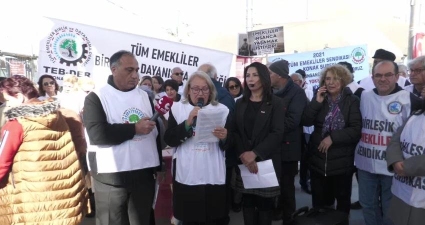 İzmir'de emekliler, sokağa çıkarak "seyyanen zam" talebiyle imza kampanyası başlattı.