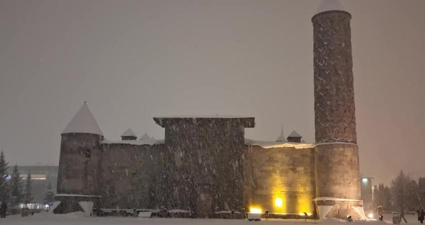 Erzurum’da eğitime kar engeli: 27 Şubat Cuma günü okullar tatil Yoğun kar yağışı ve dondurucu soğukların etkisi altındaki Erzurum’da eğitime