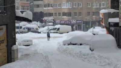 Yoğun kar yağışı ve tipiyle beyaza bürünen Erzurum’da araçlar kar