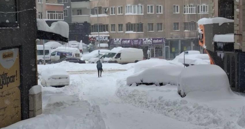 Yoğun kar yağışı ve tipiyle beyaza bürünen Erzurum’da araçlar kar