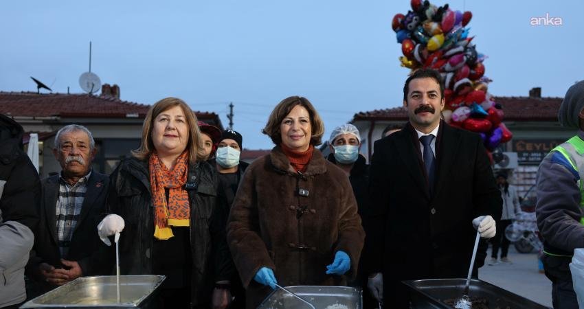 Eskişehir Büyükşehir Belediye Başkanı Ünlüce, Çifteler’de vatandaşlarla iftar yaptı Eskişehir Büyükşehir Belediye (EBB) Başkanı Ayşe Ünlüce, Çifteler'de kurulan iftar