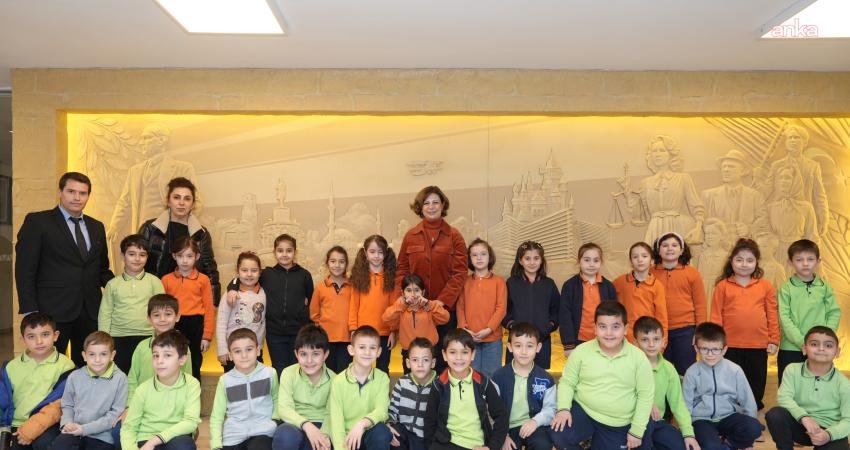 Eskişehir Büyükşehir Belediye Başkanı Ünlüce, ilkokul öğrencilerini ağırladı Eskişehir Büyükşehir Belediye (EBB) Başkanı Ayşe Ünlüce, yerel yönetimlerin işleyişini