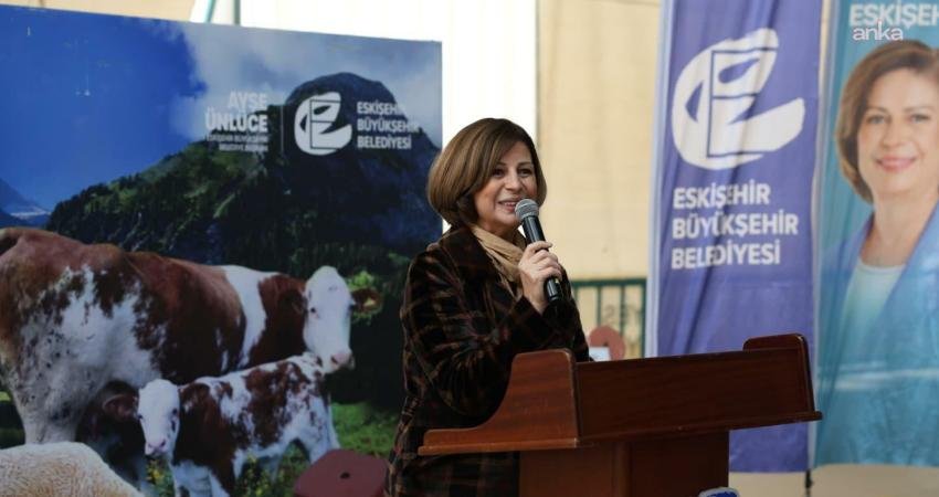 Eskişehir Büyükşehir Belediyesi’nden İnönülü üreticiye mineral blok desteği Eskişehir Büyükşehir Belediyesi (EBB), İnönü’de düzenlenen törenle 133 üreticiye 10