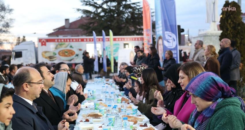 Eskişehir Büyükşehir Belediyesi'nin her yıl geleneksel olarak kurduğu iftar sofraları