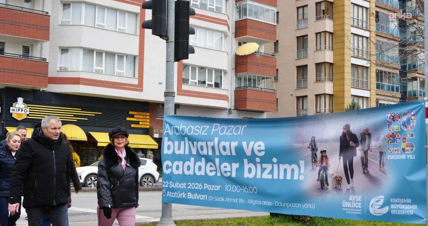 Eskişehir’de “Arabasız Pazar” uygulaması sürüyor… Başkan Ünlüce: “Sokakların sesini, yürümeyi, sohbet etmeyi ve paylaşmayı yeniden hatırladık” Eskişehir Büyükşehir Belediyesi (EBB) tarafından hayata geçirilen “Arabasız Pazar” uygulamasının