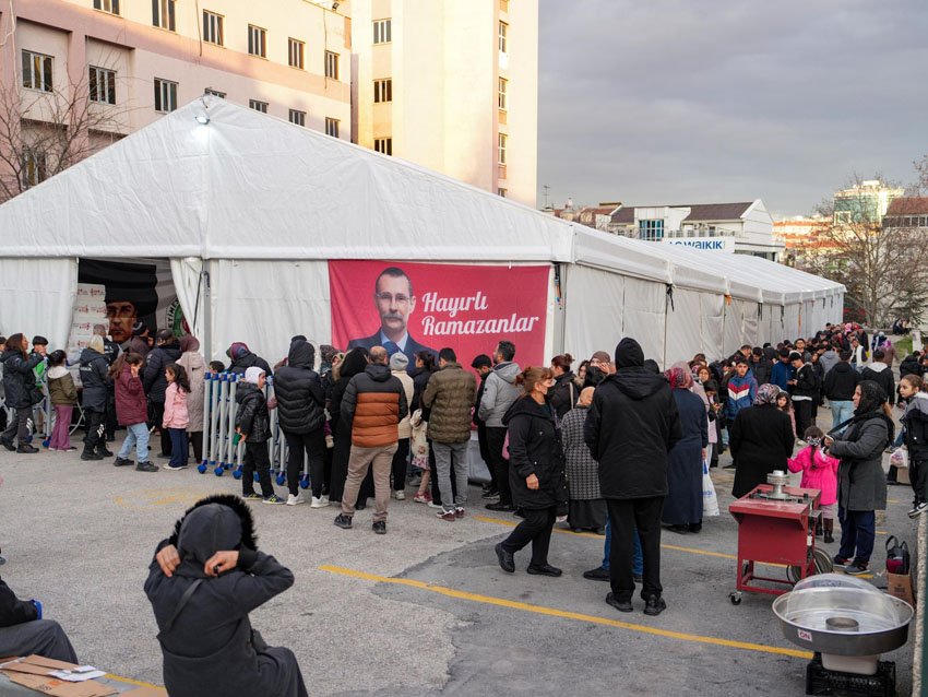 Etimesgut Belediyesi’nde Ramazan bereketi iftar çadırlarında sürüyor Etimesgut Belediyesi, Ramazan ayının bereketini ve dayanışma ruhunu ilçe genelinde