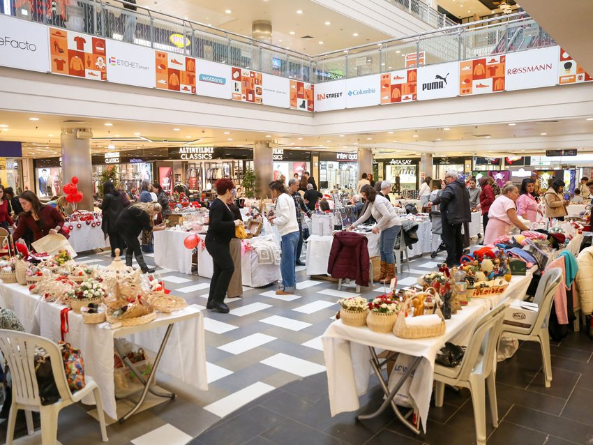 Etimesgut’ta 10. Kadın Emeği Pazarı coşkuyla başladı Etimesgut Belediyesi tarafından hayata geçirilen Kadın Emeği Pazarı, kadınların üretime