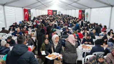 Ramazan ayının manevi atmosferi, Etimesgut’ta kurulan iftar çadırlarında aynı sofrada