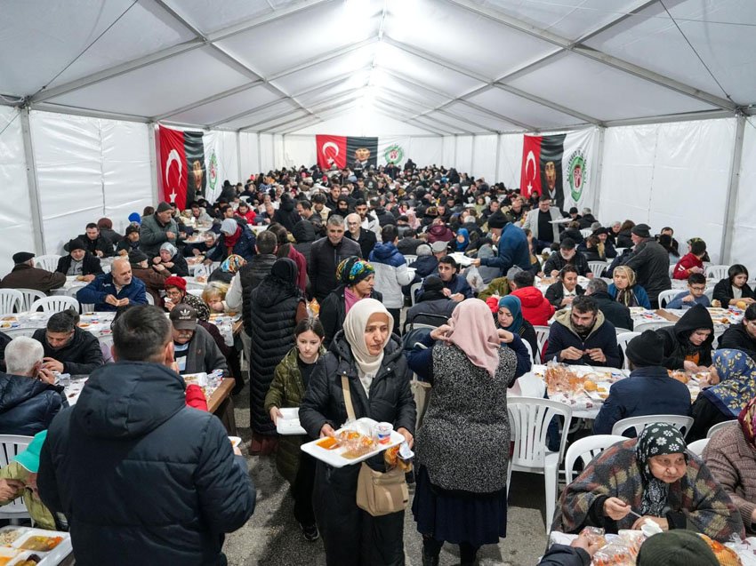 Etimesgut’ta Ramazan bereketi iftar çadırlarında yaşanıyor Ramazan ayının manevi atmosferi, Etimesgut’ta kurulan iftar çadırlarında aynı sofrada