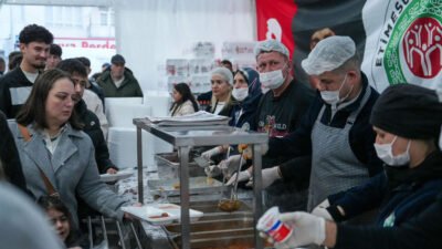 Etimesgut Belediyesi, Ramazan ayı boyunca ilçenin farklı noktalarında kurduğu iftar