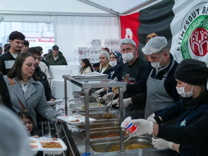 Etimesgut Belediyesi, Ramazan ayı boyunca ilçenin farklı noktalarında kurduğu iftar
