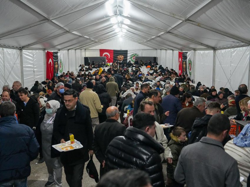 Etimesgut’ta Ramazan sofraları kuruldu, binler aynı masada buluştu Etimesgut Belediyesi, Ramazan ayının ilk gününde ilçenin dört farklı noktasında