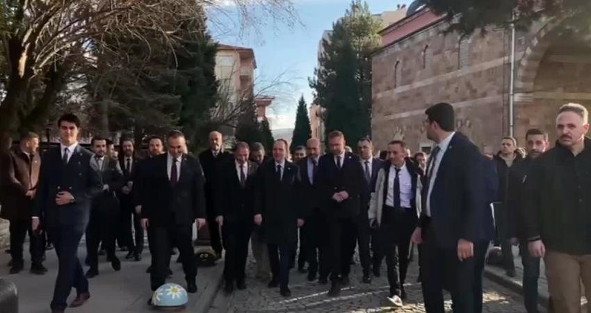 Fatih Erbakan: “2027 içerisinde seçim olacağını öngörüyoruz” Yeniden Refah Partisi Genel Başkanı Fatih Erbakan, "2027 yılı içerisinde