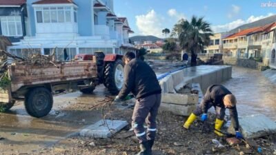 Foça Belediyesi ekipleri, kentte etkisini sürdüren sağanak yağışlara karşı mücadelesini