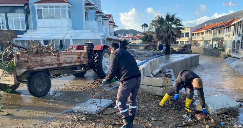 Foça Belediyesi ekipleri, kentte etkisini sürdüren sağanak yağışlara karşı mücadelesini