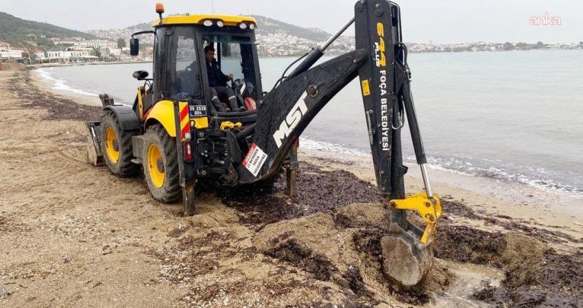 Foça Belediyesi yağışlara karşın tüm ekibiyle sahada Foça’da etkisini sürdüren yağışlara karşı Foça Belediyesi, tüm birimleriyle sahadaki