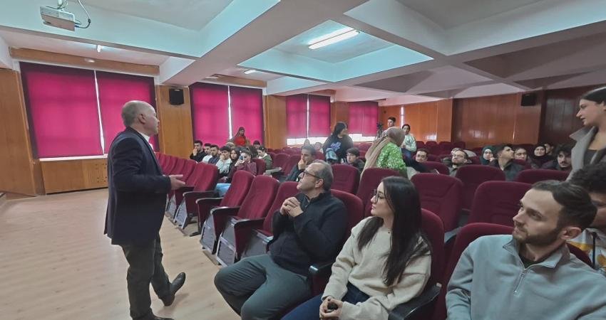 Gazeteciler Cemiyeti eğitimcileri Yozgat’ta genç gazetecilerle buluştu Yozgat Bozok Üniversitesi’nde gazetecilik öğrencilerine yönelik eğitim çalışması için Yozgat’a