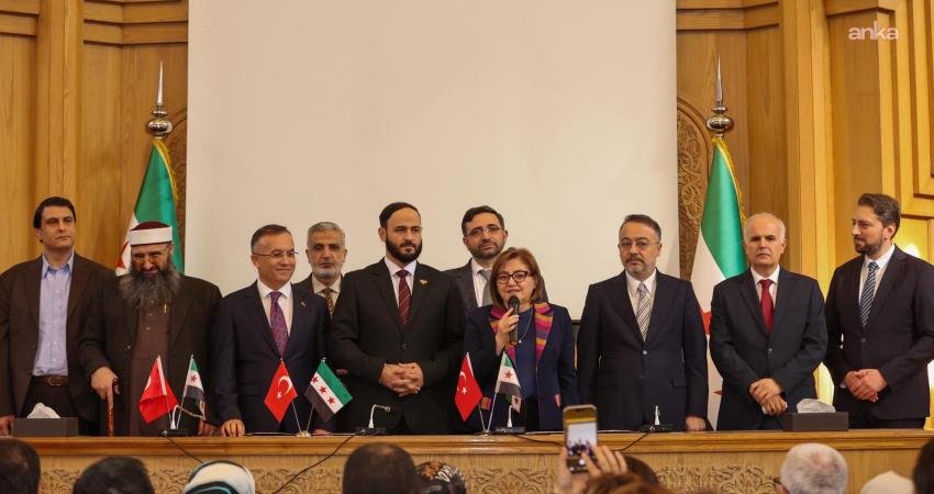 Gaziantep Büyükşehir Belediyesi tarafından Halep Valiliği’ne beş otobüs hibe edildi Türkiye'nin Şam Büyükelçisi Nuh Yılmaz, Gaziantep Valisi Kemal Çeber ve